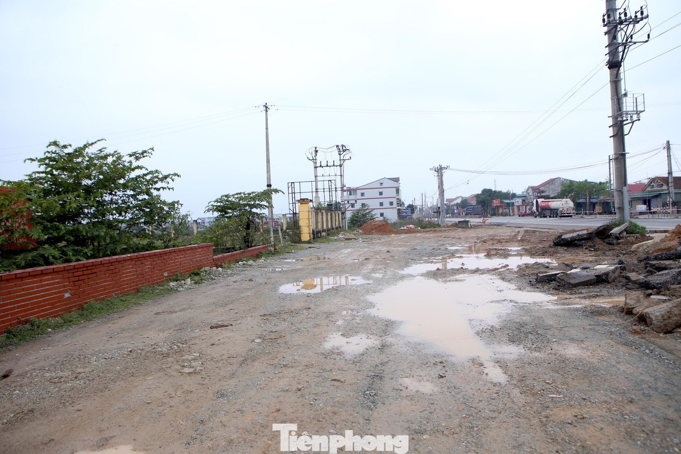 Phía trước đường nối từ bến xe ra quốc lộ 1A đang được tu sửa xây dựng.