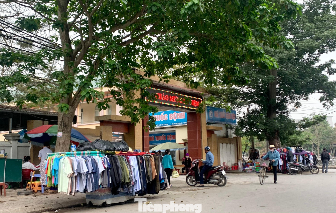 Trước cổng bệnh viện Y học cổ truyền Nghệ An (đường Tuệ Tĩnh, TP. Vinh), người dân bày bán quần áo, các mặt hàng ngay trước cổng bệnh viện. Trước cổng bệnh viện Y học cổ truyền Nghệ An (đường Tuệ Tĩnh, TP. Vinh), người dân bày bán quần áo, các mặt hàng ngay trước cổng bệnh viện.