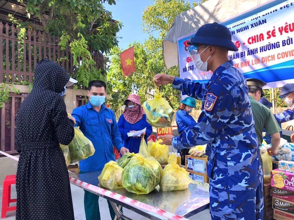 Bên cạnh, đó Đội TNTN đã bố trí phương tiện, đóng gói thực phẩm, chuyển trực tiếp cho các hộ khó khăn đang thực hiện cách ly trên địa bàn vùng dịch...