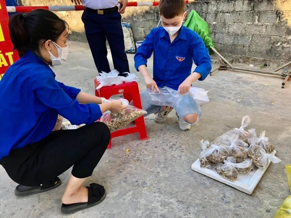 Các mặt hàng như rau củ quả, trứng sữa, mì tôm, nước mắm, cá khô....hỗ trợ cho người dân vùng phong tỏa, cách ly.