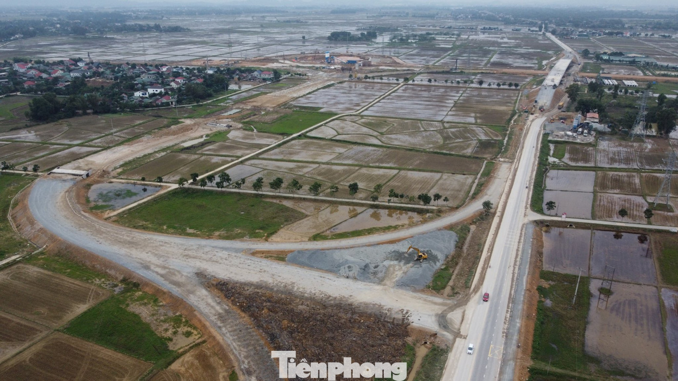 Hạng mục cầu vượt và nút giao quốc lộ 8 (đoạn qua xã Thanh Bình Thịnh, huyện Đức Thọ, tỉnh Hà Tĩnh), nằm trong dự án cao tốc Bắc - Nam, đoạn Diễn Châu (Nghệ An) - Bãi Vọt (Hà Tĩnh).