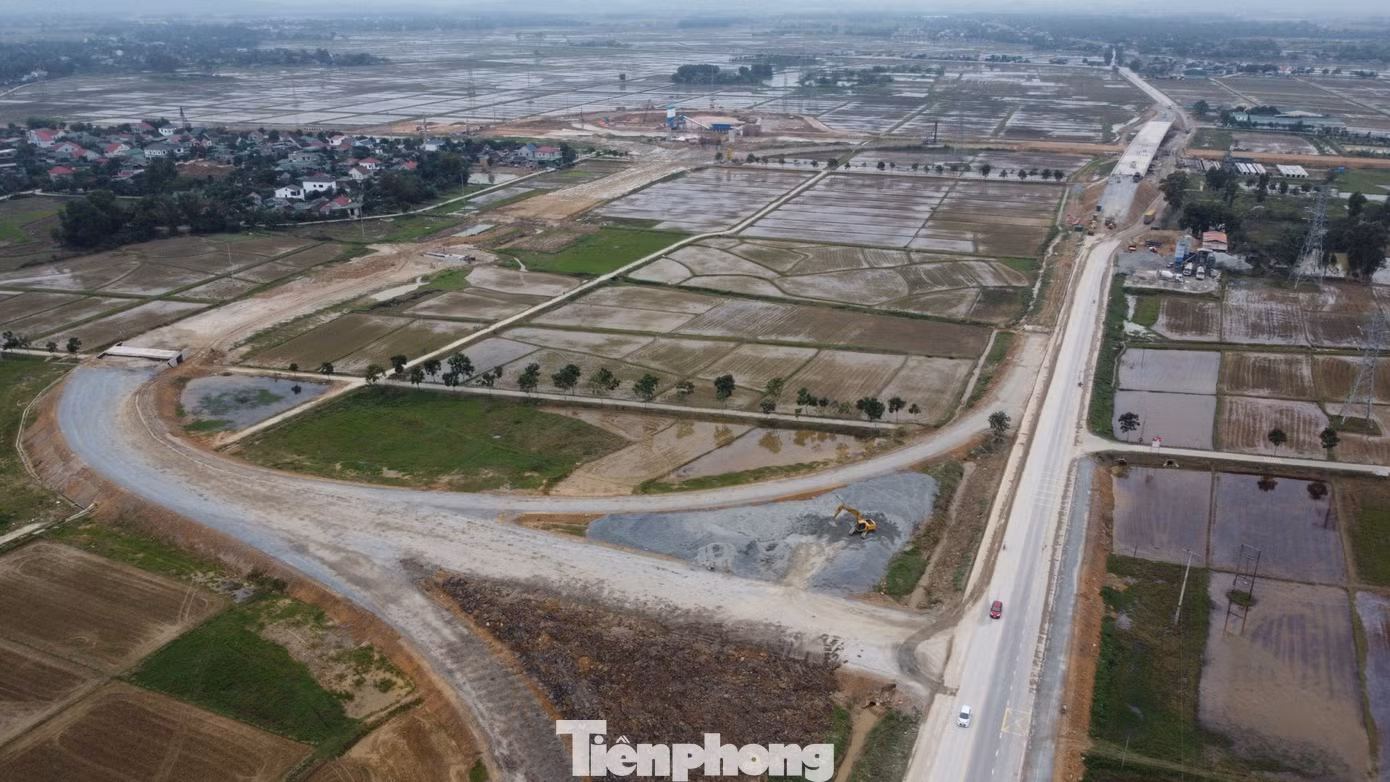 Hạng mục cầu vượt và nút giao quốc lộ 8 (đoạn qua xã Thanh Bình Thịnh, huyện Đức Thọ, tỉnh Hà Tĩnh), nằm trong dự án cao tốc Bắc - Nam, đoạn Diễn Châu (Nghệ An) - Bãi Vọt (Hà Tĩnh).