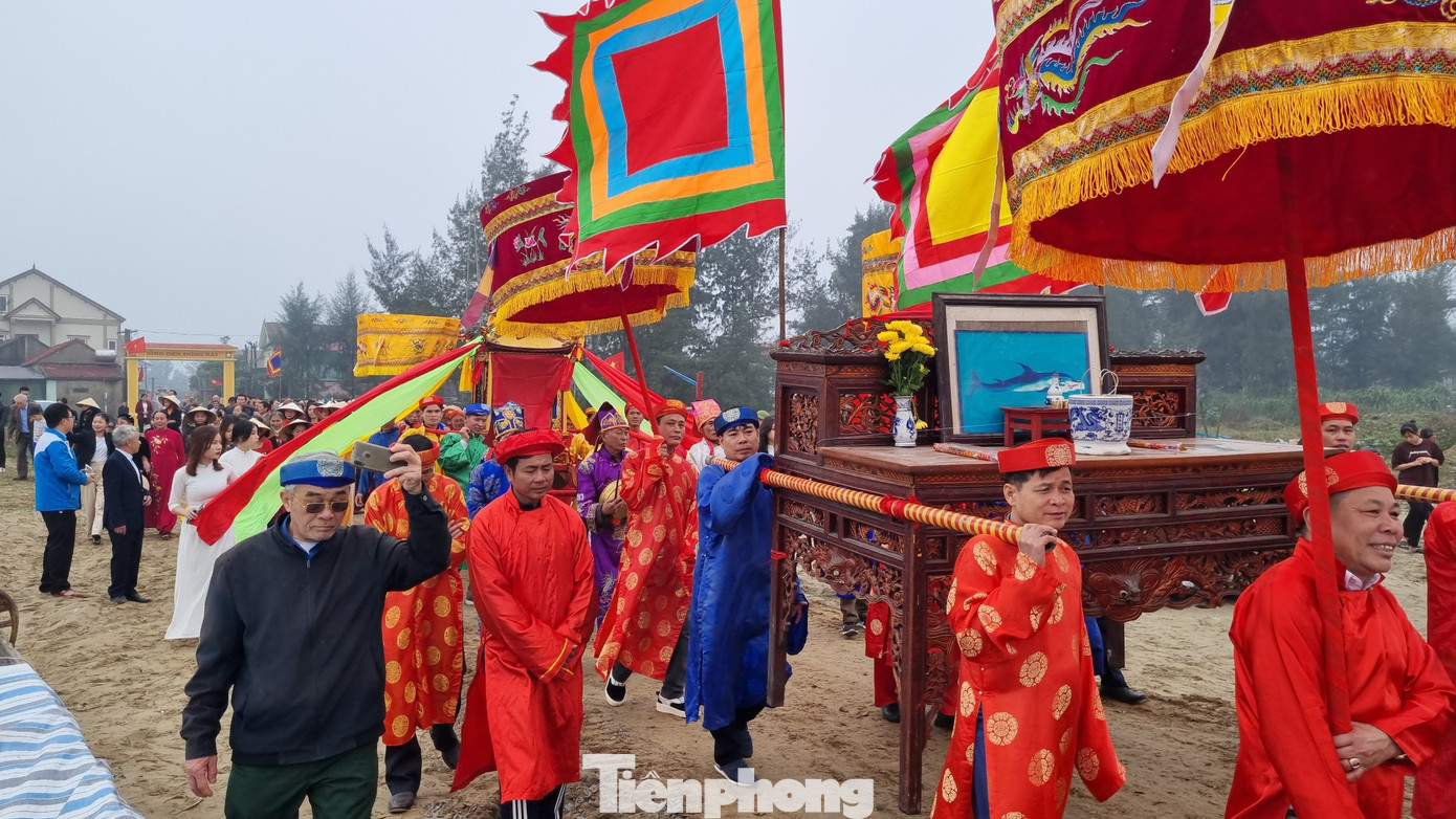 Lễ cầu ngư được tổ chức theo nghi thức truyền thống gồm phần lễ, phần hội thu hút hàng trăm người tham gia. Lễ cầu ngư được tổ chức theo nghi thức truyền thống gồm phần lễ, phần hội thu hút hàng trăm người tham gia.