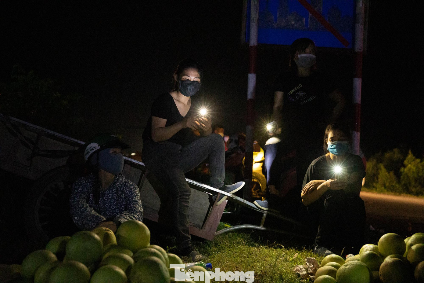 Mỗi người tìm cho mình một chỗ để đặt bưởi, đợi thương lái đến thu mua, khi nào hết mới về nhà.