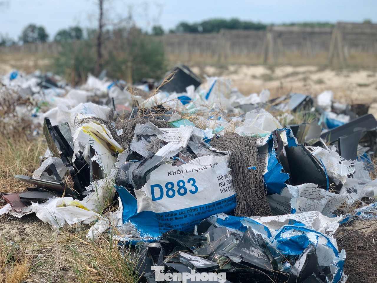 Nhiều vị trí trên đường dẫn vào dự án đã trở thành nơi đổ rác thải xây dựng.