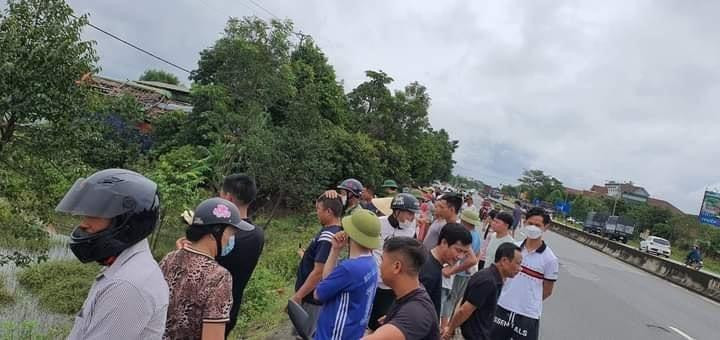 Nhiều người tập trung trên đường theo dõi sự việc.