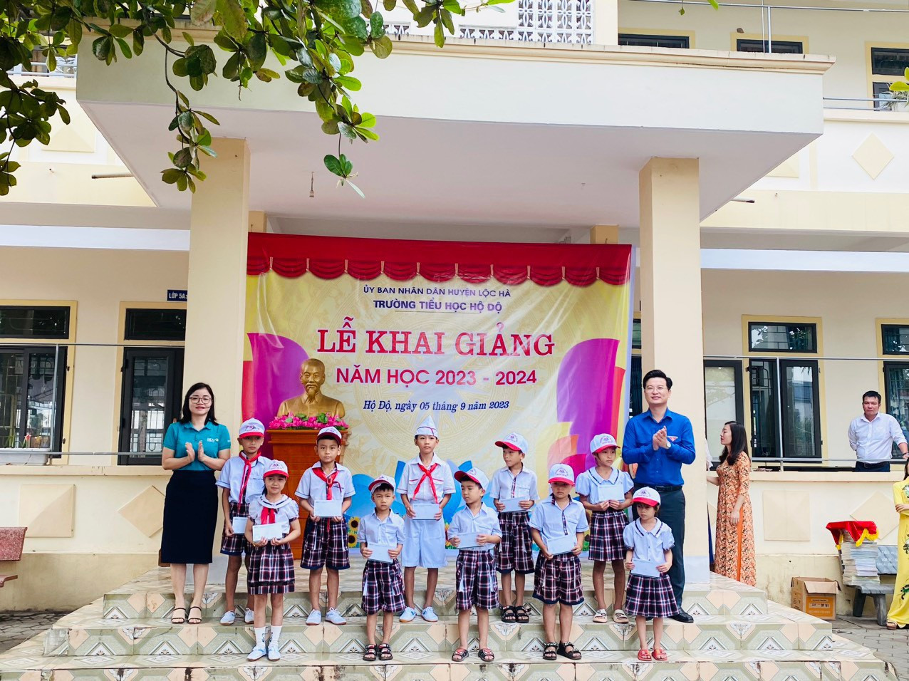 Cùng với đó trao tặng học bổng “Tiếp sức đến trường” cho các em học sinh có hoàn cảnh khó khăn...