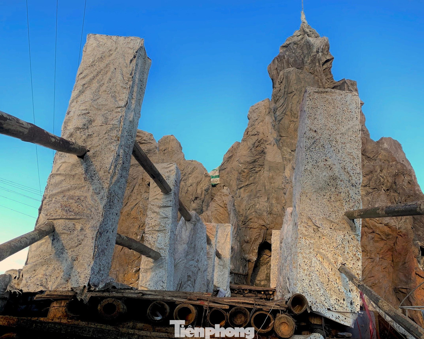 Hang đá được dựng lên từ 9.000 cây tre và cây mét… Các bậc thang đi vào hang đá cũng được làm rất công phu. Hang đá được dựng lên từ 9.000 cây tre và cây mét… Các bậc thang đi vào hang đá cũng được làm rất công phu.