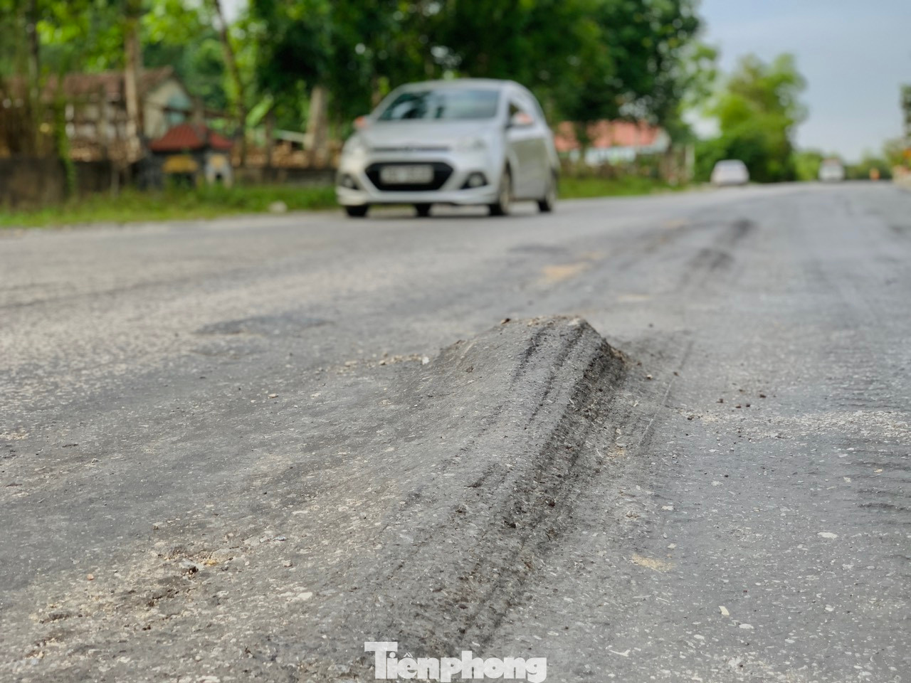 Các vệt lún “sống trâu” kéo dài hàng trăm mét, xuất hiện ở nhiều vị trí trên dọc quốc lộ.