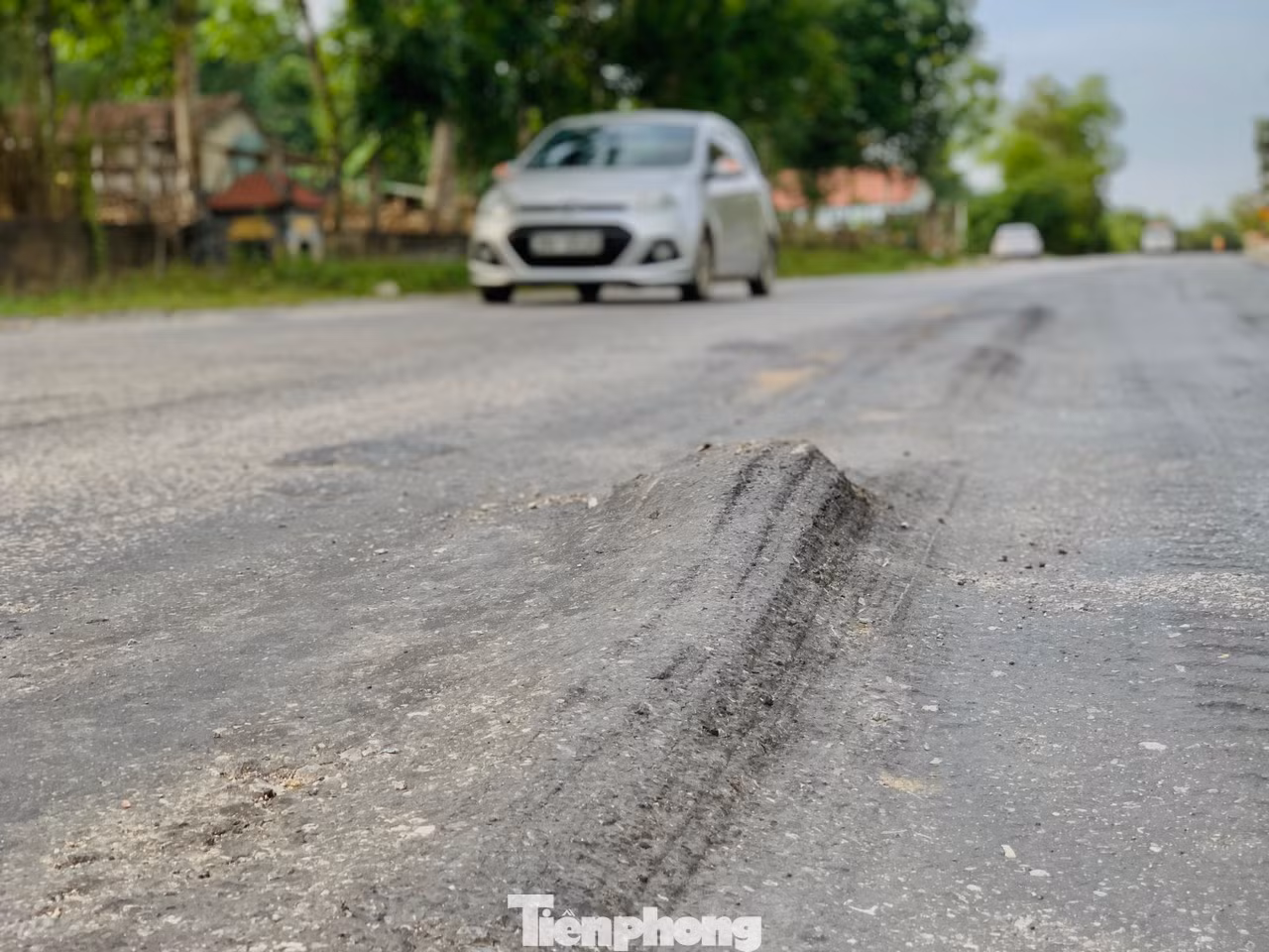 Các vệt lún “sống trâu” kéo dài hàng trăm mét, xuất hiện ở nhiều vị trí trên dọc quốc lộ.