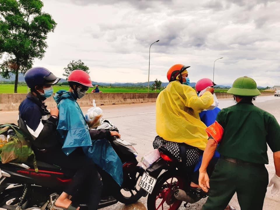 Những túi quà nhỏ gồm: trứng luộc, sữa, bánh mỳ, lương khô được gói trong những bọc nilon để trao tới người dân.