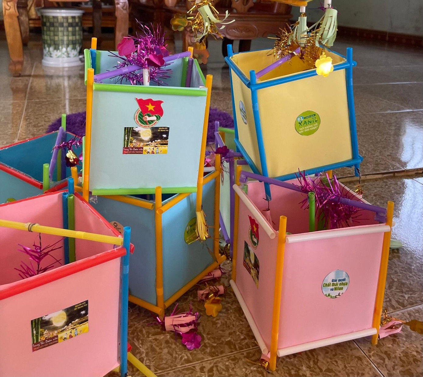 "Dịp Trung thu năm nay đoàn xã có nhiều hoạt động, đặc biệt nhất là làm đèn trung thu tặng các em nhỏ có hoàn cảnh khó khăn. Từ những chiếc đèn lồng này muốn gửi gắm đến các em nhỏ sự sẻ chia, mong rằng món quà sẽ giúp các em có thêm niềm vui trong cuộc sống", anh Mai Phi Vũ - Bí thư đoàn xã Sơn Kim 1. "Dịp Trung thu năm nay đoàn xã có nhiều hoạt động, đặc biệt nhất là làm đèn trung thu tặng các em nhỏ có hoàn cảnh khó khăn. Từ những chiếc đèn lồng này muốn gửi gắm đến các em nhỏ sự sẻ chia, mong rằng món quà sẽ giúp các em có thêm niềm vui trong cuộc sống", anh Mai Phi Vũ - Bí thư đoàn xã Sơn Kim 1.