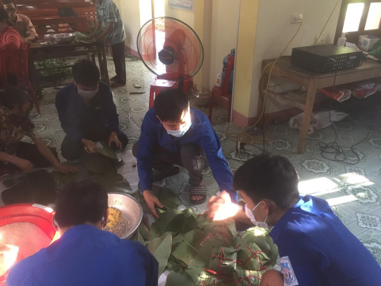 Đoàn thanh niên xã Sơn Hàm cùng nhau gói bánh chưng tặng thiếu nhi trong dịp Tết Trung thu. Đoàn thanh niên xã Sơn Hàm cùng nhau gói bánh chưng tặng thiếu nhi trong dịp Tết Trung thu.