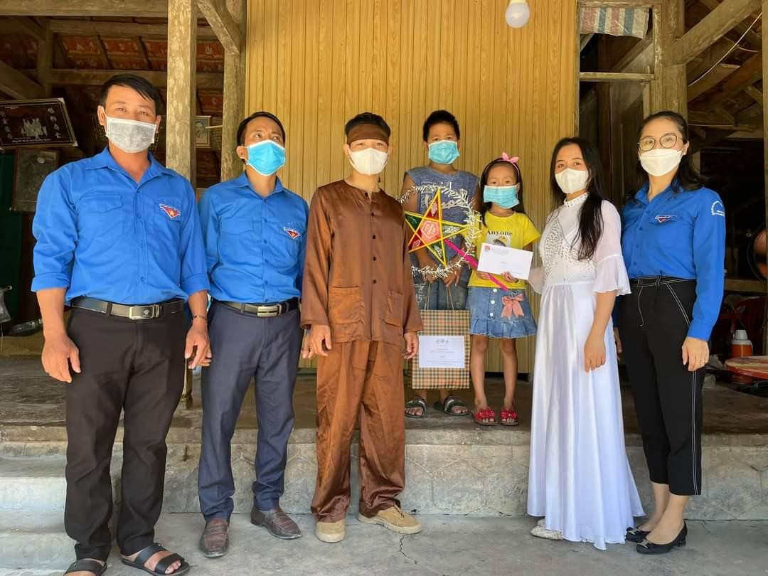 Huyện đoàn Thạch Hà trao tặng 50 suất quà, mỗi suất giá trị hơn 200 ngàn đồng từ nguồn tiêu thụ bưởi trong mô hình “Chuyến xe từ cung trăng đưa Trung thu đến với những thiếu nhi có hoàn cảnh khó khăn. Huyện đoàn Thạch Hà trao tặng 50 suất quà, mỗi suất giá trị hơn 200 ngàn đồng từ nguồn tiêu thụ bưởi trong mô hình “Chuyến xe từ cung trăng đưa Trung thu đến với những thiếu nhi có hoàn cảnh khó khăn.