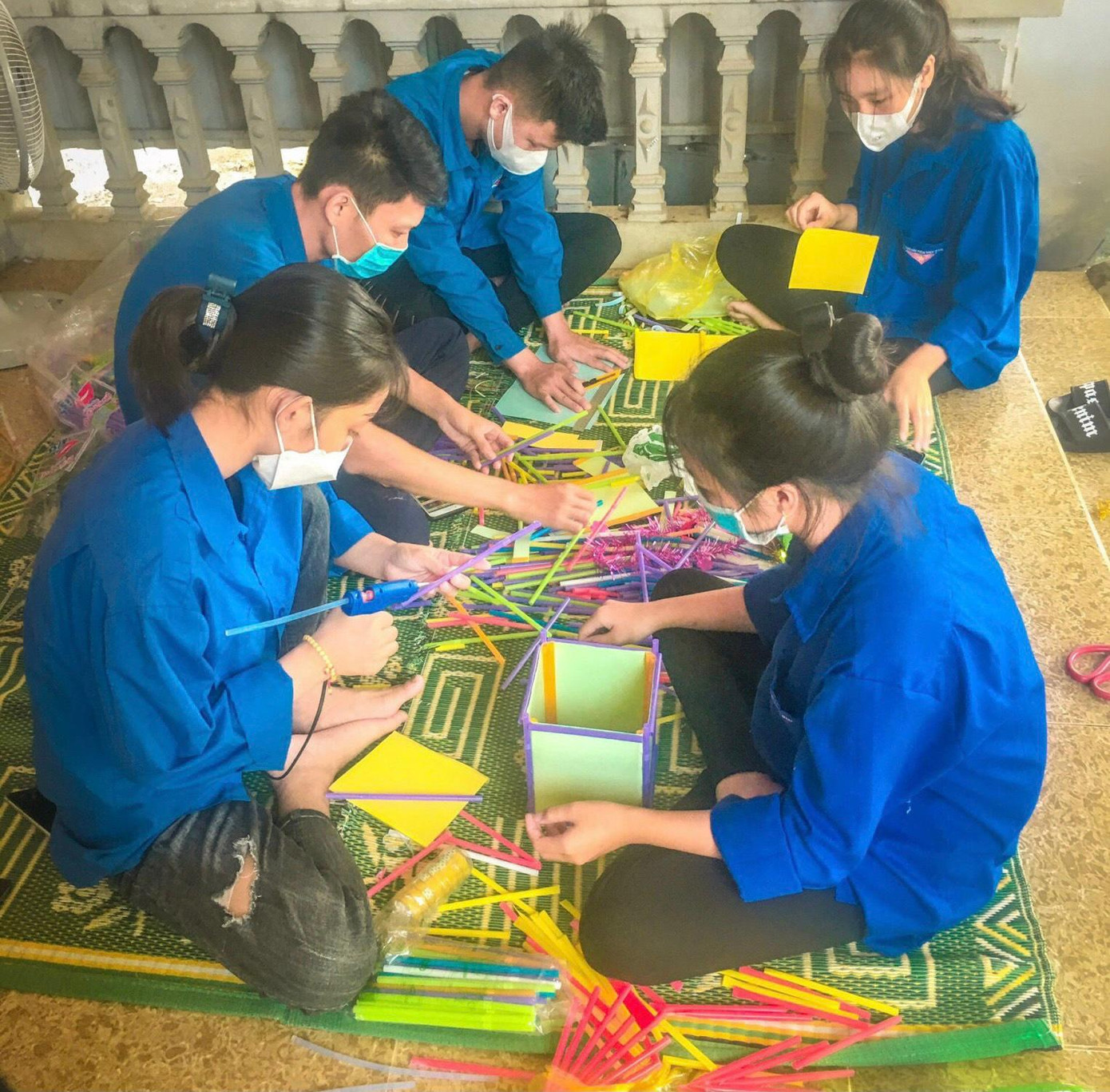 Đoàn xã Sơn Kim 1 (huyện Hương Sơn) làm những chiếc đèn lồng từ ống hút. Mỗi lồng đèn dán thêm nội dung tuyên truyền về bảo vệ môi trường và xử lý rác thải nhựa. Đoàn xã Sơn Kim 1 (huyện Hương Sơn) làm những chiếc đèn lồng từ ống hút. Mỗi lồng đèn dán thêm nội dung tuyên truyền về bảo vệ môi trường và xử lý rác thải nhựa.