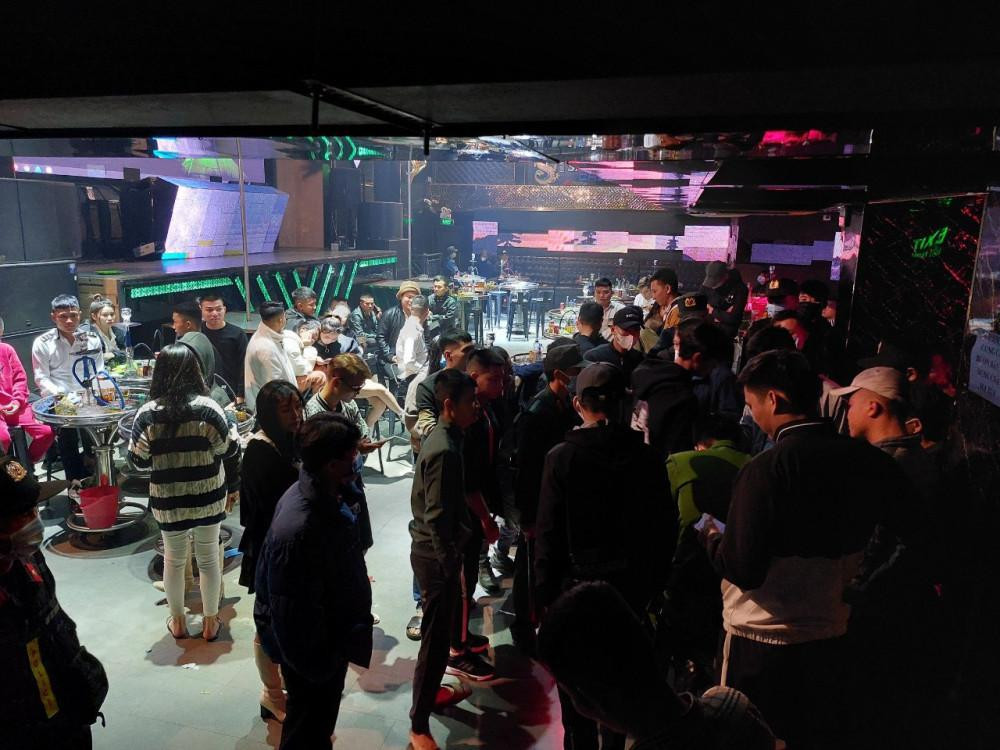 Cảnh sát vào kiểm tra tại quán Bar 38 Night Club. (Ảnh CAHT).