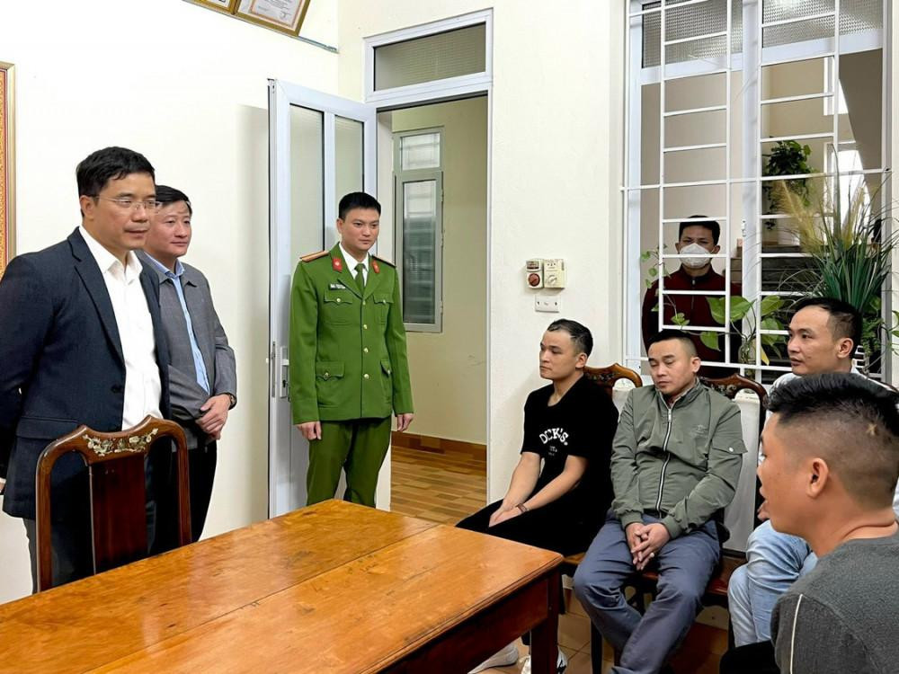 Thượng tá Nguyễn Hồng Phong- Giám đốc Công an tỉnh trực tiếp tham gia xét hỏi. (Ảnh CAHT)