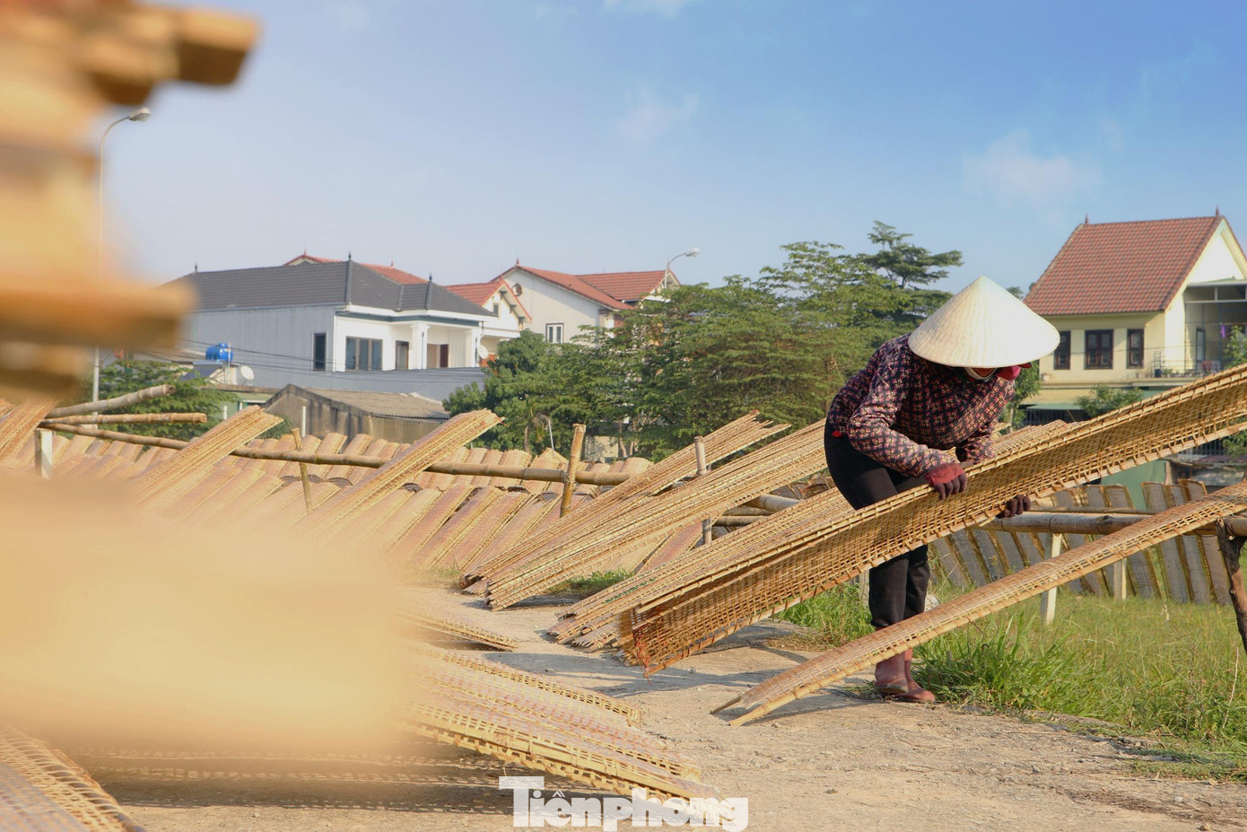 Bình quân, mỗi gia đình một ngày làm từ 3.000-6.000 bánh.