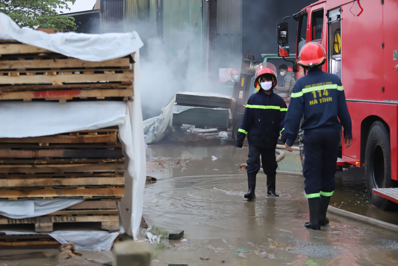 Cảnh sát PCCC Công an tỉnh Hà Tĩnh huy động phương tiện đến hiện trường chữa cháy.