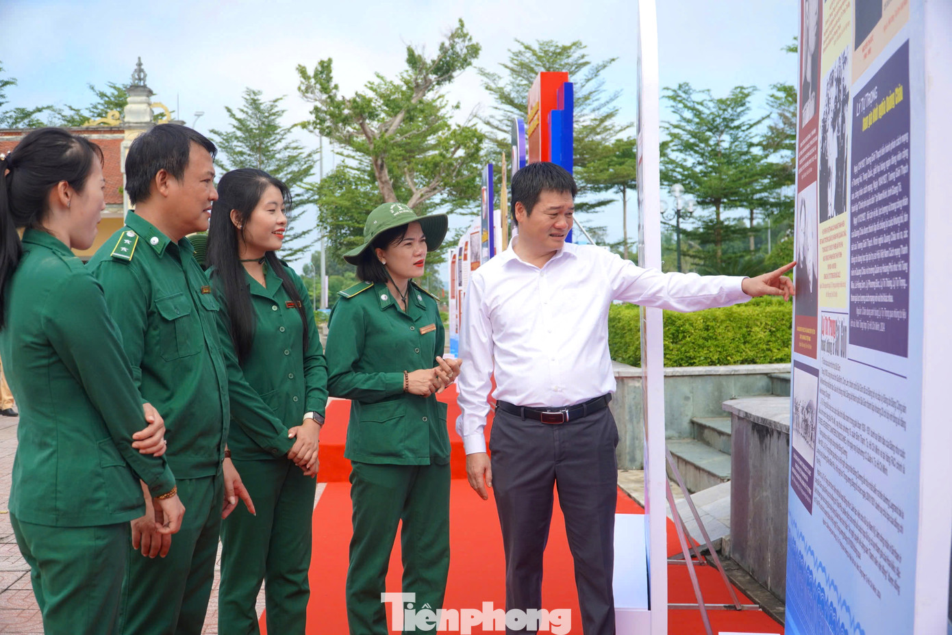 Ông Trần Văn Sang - Phó Giám đốc Trung tâm Văn hóa điện ảnh tỉnh Hà Tĩnh cho biết, với gần 200 hình ảnh, tư liệu, hiện vật có giá trị lịch sử, trong đó có nhiều hình ảnh và tài liệu hiện vật mới được sưu tầm, phát hiện, lần đầu tiên được trưng bày, triển lãm góp phần làm sáng tỏ thân thế, sự nghiệp, tinh thần cách mạng của anh Lý Tự Trọng.