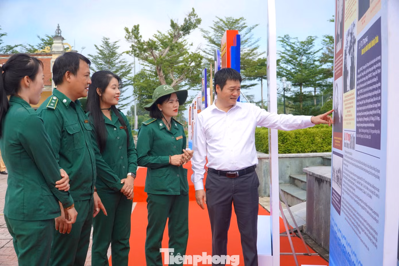 Ông Trần Văn Sang - Phó Giám đốc Trung tâm Văn hóa điện ảnh tỉnh Hà Tĩnh cho biết, với gần 200 hình ảnh, tư liệu, hiện vật có giá trị lịch sử, trong đó có nhiều hình ảnh và tài liệu hiện vật mới được sưu tầm, phát hiện, lần đầu tiên được trưng bày, triển lãm góp phần làm sáng tỏ thân thế, sự nghiệp, tinh thần cách mạng của anh Lý Tự Trọng.