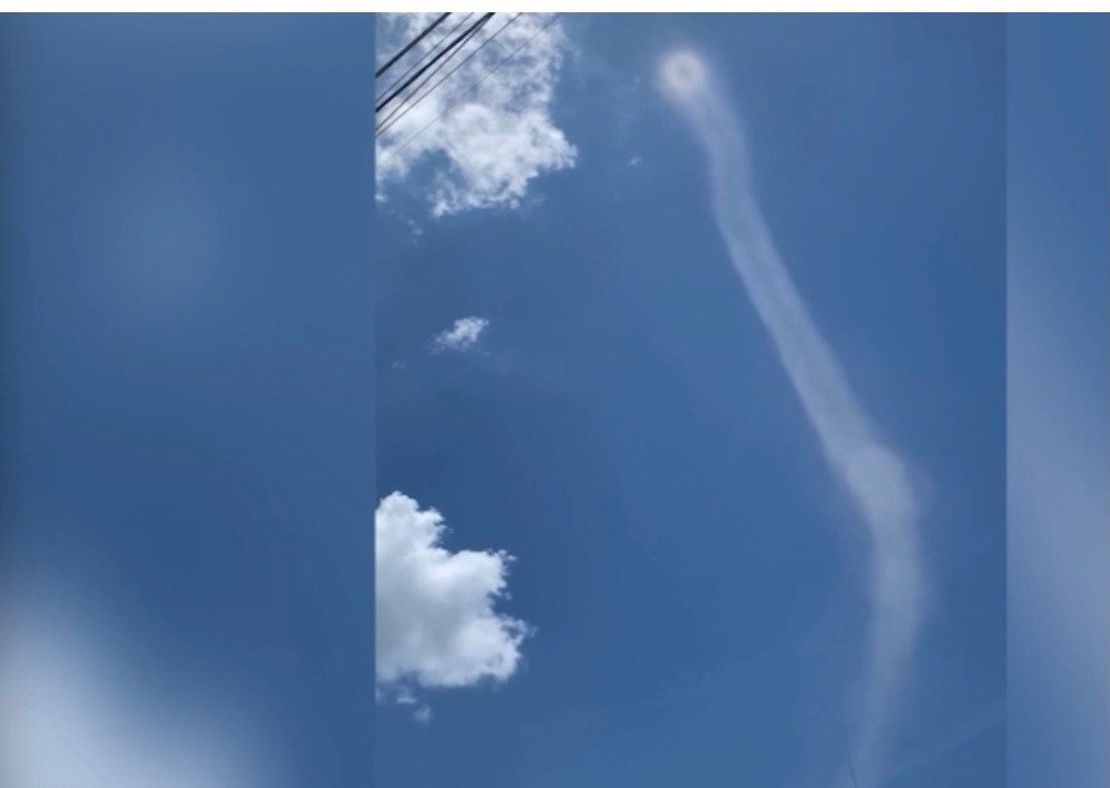 Cột lốc cao hàng chục mét hút bụi từ dưới đất lên không trung. (ảnh cắt từ clip)