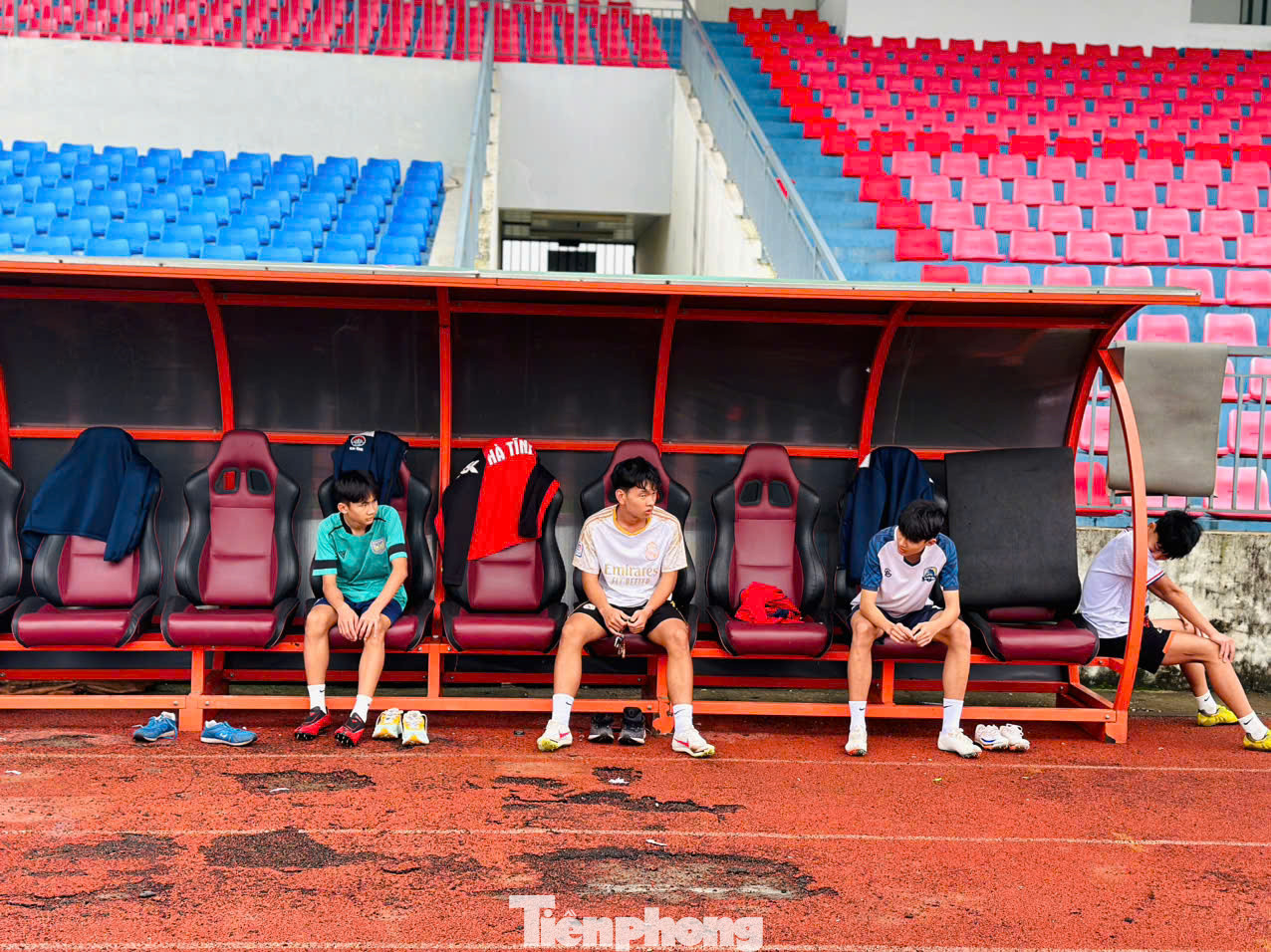 Tại đường tập chạy cho vận động viên điền kinh ở khu vực sân vận động Hà Tĩnh cũng xuống cấp. Tại đường tập chạy cho vận động viên điền kinh ở khu vực sân vận động Hà Tĩnh cũng xuống cấp.