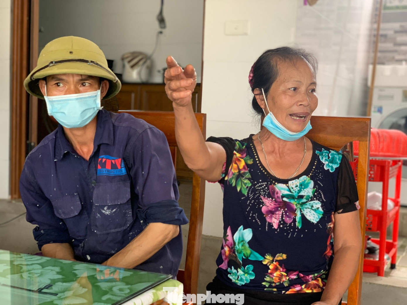 Người dân bức xúc trao đổi về sự việc.