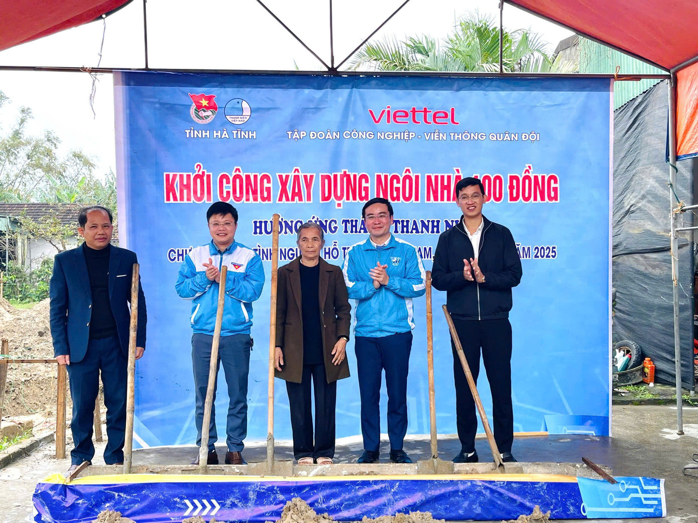 Trước đó, Tỉnh Đoàn, Hội LHTN Việt Nam tỉnh Hà Tĩnh phối hợp với nhà tài trợ, Huyện đoàn Thạch Hà tổ chức Khởi công xây dựng ngôi nhà 100 đồng cho gia đình bà Phạm Thị Rôn (Xã Phù Lưu, huyện Thạch Hà).