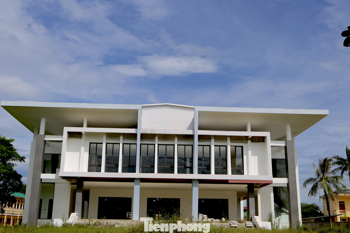 Vị trí xây dựng dự án nằm ở vị trí đắc địa của thị trấn Phố Châu, bên cạnh là trụ sở Huyện uỷ, UBND huyện Hương Sơn. Tuy nhiên, đến nay sau gần 3 năm triển khai, công trình vẫn chưa hoàn thiện.