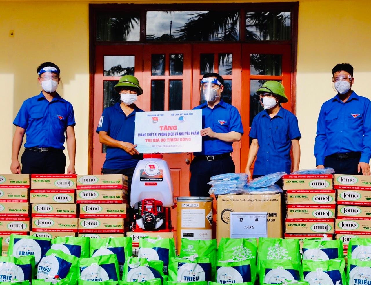 Tỉnh đoàn Hà Tĩnh trao tặng trang thiết bị phòng chống dịch cùng nhu yếu phẩm và những phần quà trong chương trình &quot;Triệu bữa cơm&quot; hỗ trợ người dân bị ảnh hưởng bởi dịch.