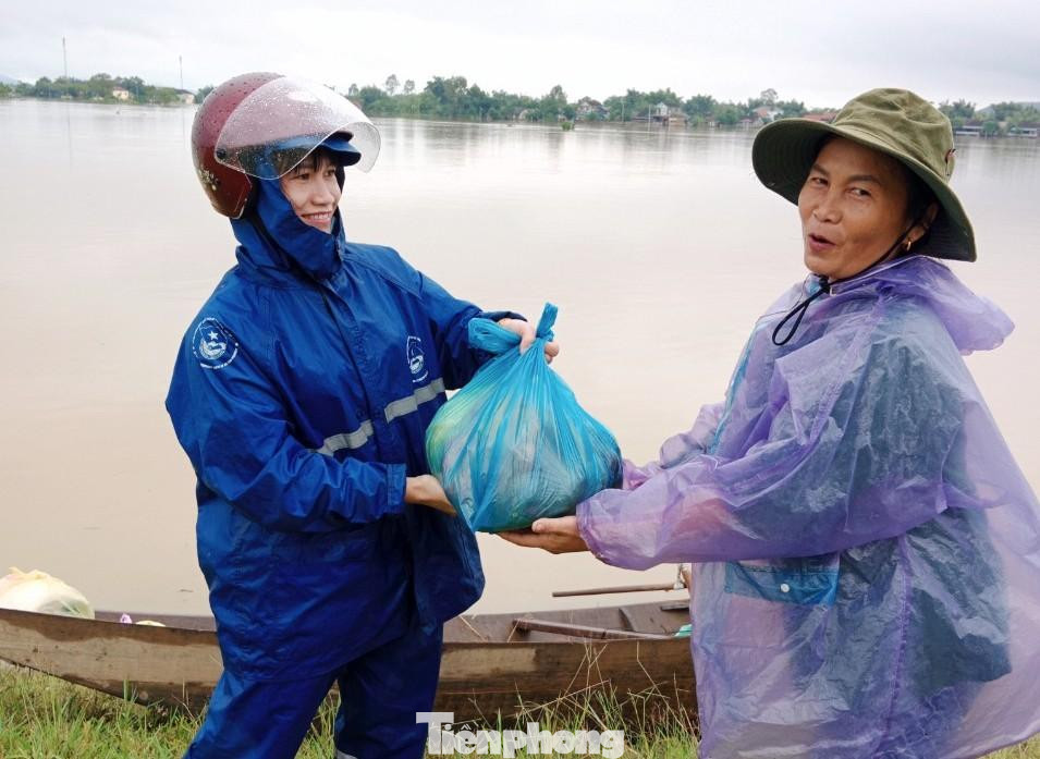 Niềm vui của người dân trong vùng lũ bị cô lập khi nhận những túi hàng đoàn thanh niên đi chợ giúp. Niềm vui của người dân trong vùng lũ bị cô lập khi nhận những túi hàng đoàn thanh niên đi chợ giúp.