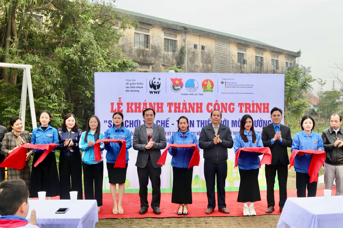 Ngày 15/1, Thành Đoàn Hà Tĩnh phối hợp với Tổ chức quốc tế về Bảo tồn thiên nhiên tại Việt Nam (WWF) tổ chức khánh thành "Sân chơi tái chế - thân thiện với môi trường". Ảnh: HN Ngày 15/1, Thành Đoàn Hà Tĩnh phối hợp với Tổ chức quốc tế về Bảo tồn thiên nhiên tại Việt Nam (WWF) tổ chức khánh thành "Sân chơi tái chế - thân thiện với môi trường". Ảnh: HN