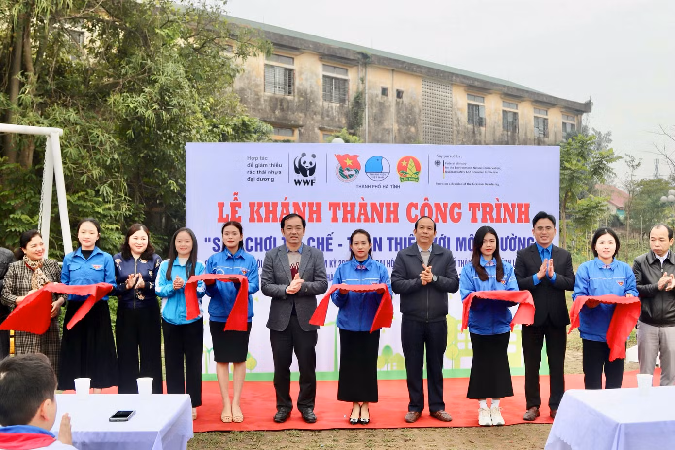 Ngày 15/1, Thành Đoàn Hà Tĩnh phối hợp với Tổ chức quốc tế về Bảo tồn thiên nhiên tại Việt Nam (WWF) tổ chức khánh thành "Sân chơi tái chế - thân thiện với môi trường". Ảnh: HN