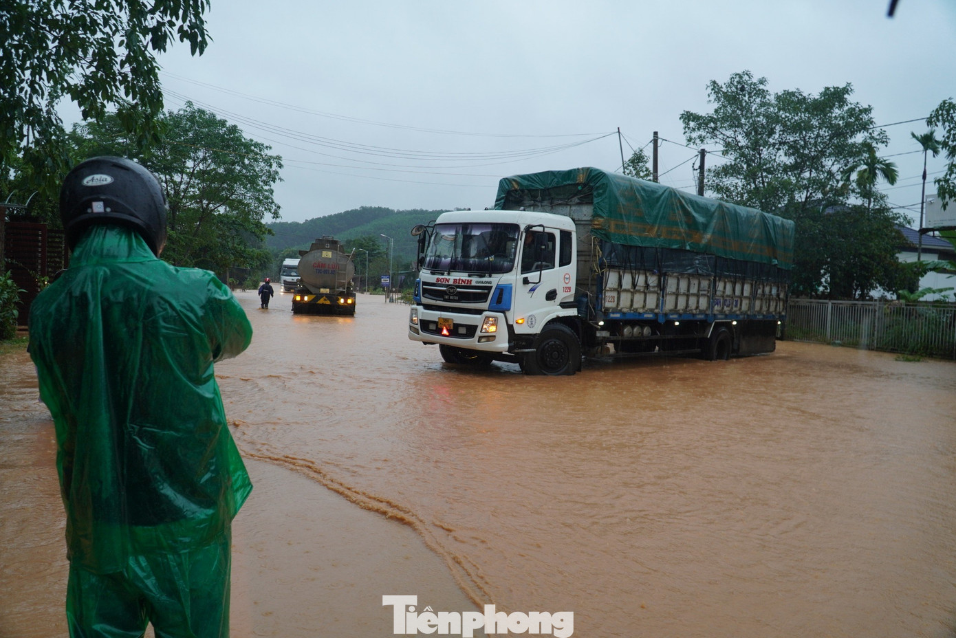 Nước dâng cao, chảy mạnh nên nhiều tài xế lo ngại, họ đã quay đầu trở lại.