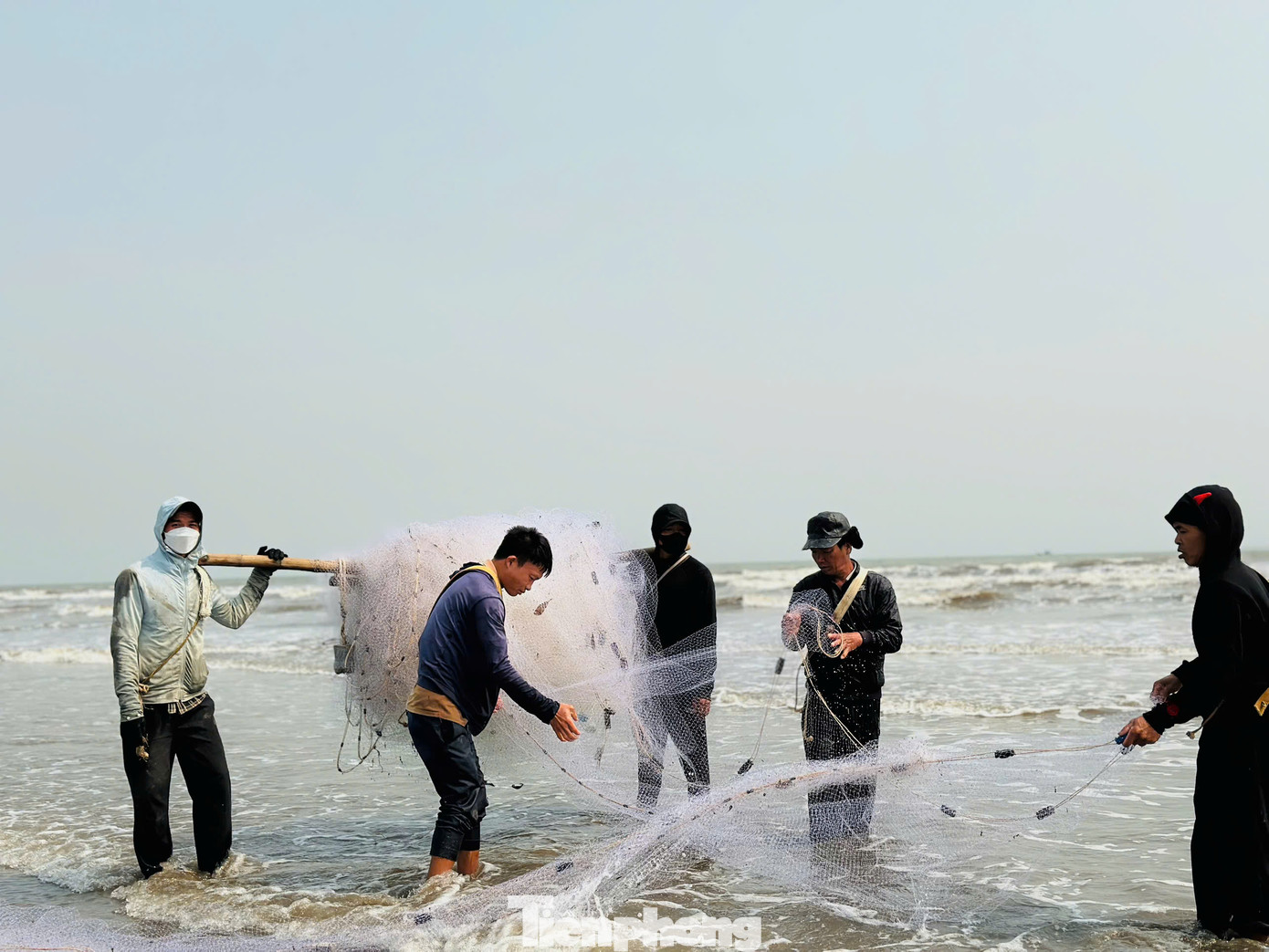 Ngư dân bắt đầu thu gom lưới để tiếp tục đưa ra biển thả. Dù nghề kéo lưới rất vất vả nhưng cũng đưa lại thu nhập khá cho bà con ngư dân.