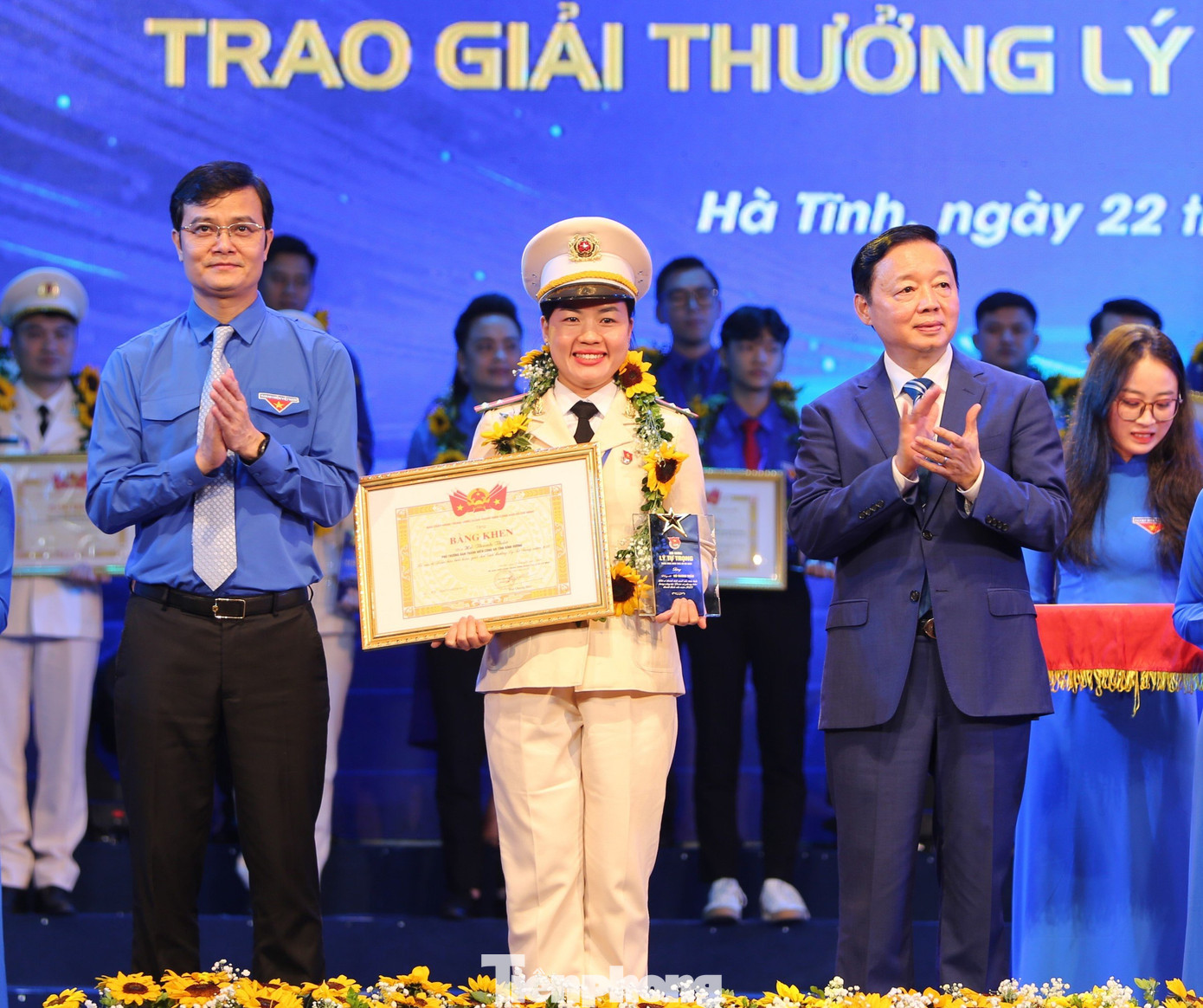 Với những thành tích xuất sắc trong công tác Đoàn và phong trào thanh thiếu nhi, 100 đại biểu trên cả nước đã được T.Ư Đoàn TNCS Hồ Chí Minh trao tặng Giải thưởng Lý Tự Trọng năm 2024. Với những thành tích xuất sắc trong công tác Đoàn và phong trào thanh thiếu nhi, 100 đại biểu trên cả nước đã được T.Ư Đoàn TNCS Hồ Chí Minh trao tặng Giải thưởng Lý Tự Trọng năm 2024.