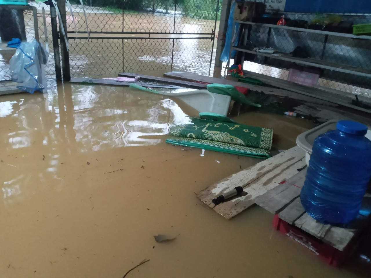 Nhiều nhà dân tại huyện Vũ Quang ngập sâu do mưa lũ.