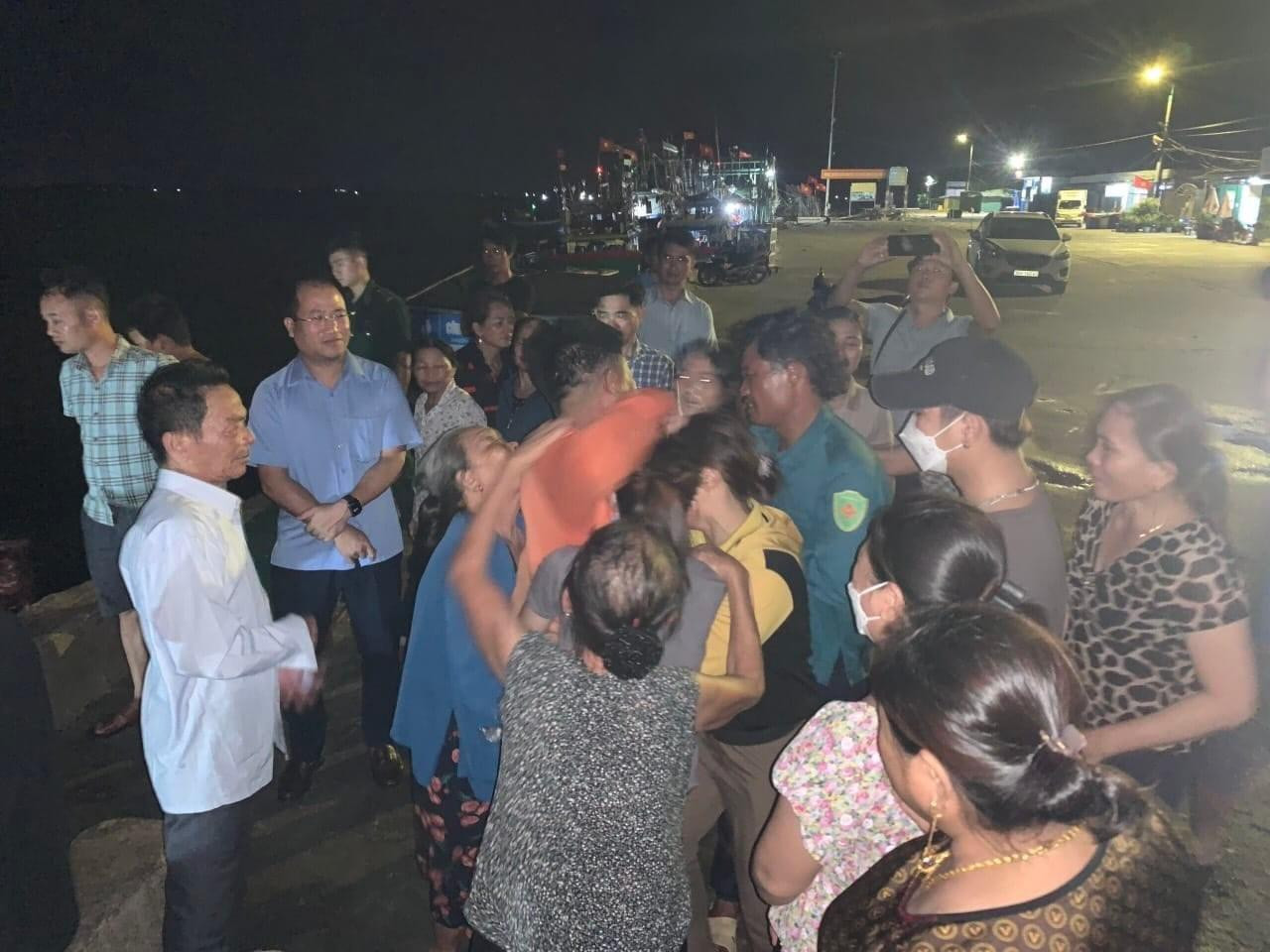 Người dân xúc động khi cứu thành công các ngư dân gặp nạn. Người dân xúc động khi cứu thành công các ngư dân gặp nạn.