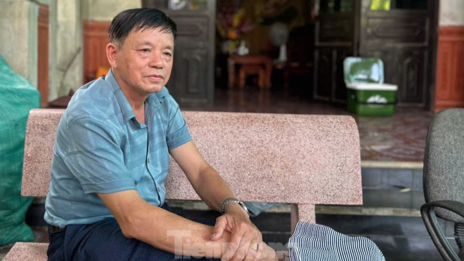 Ông Hồ Văn Tịnh lo lắng khi bệnh ung thư gia tăng tại thôn.