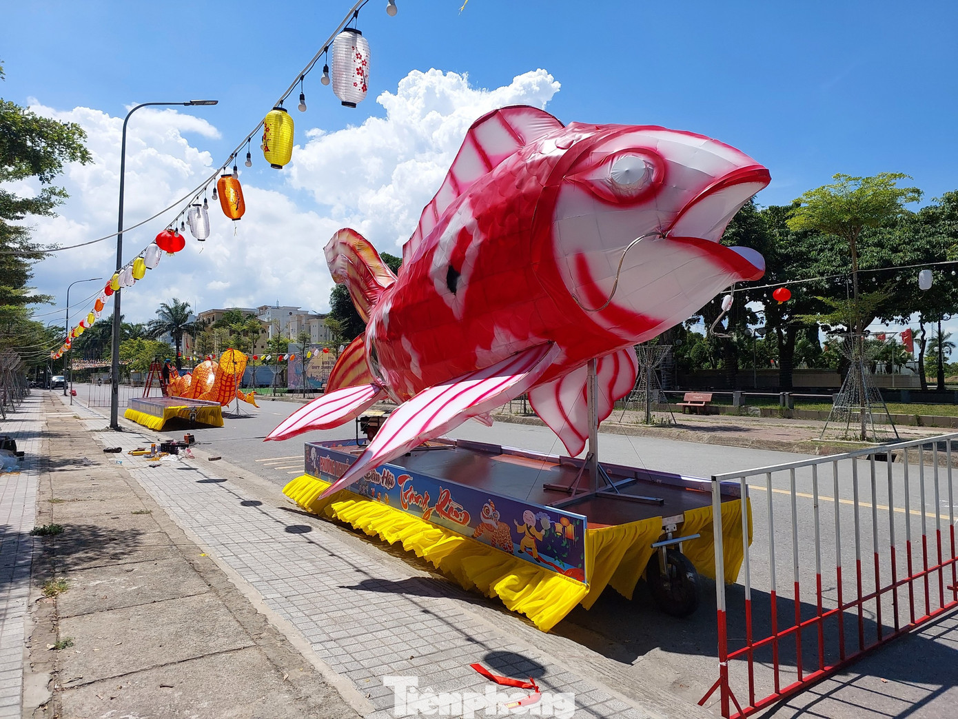 Linh vật cá chép cỡ lớn được phường Nguyễn Du đặt ở quảng trường Trần Phú để chuẩn bị cho Lễ hội rước đèn Trung thu năm 2023.