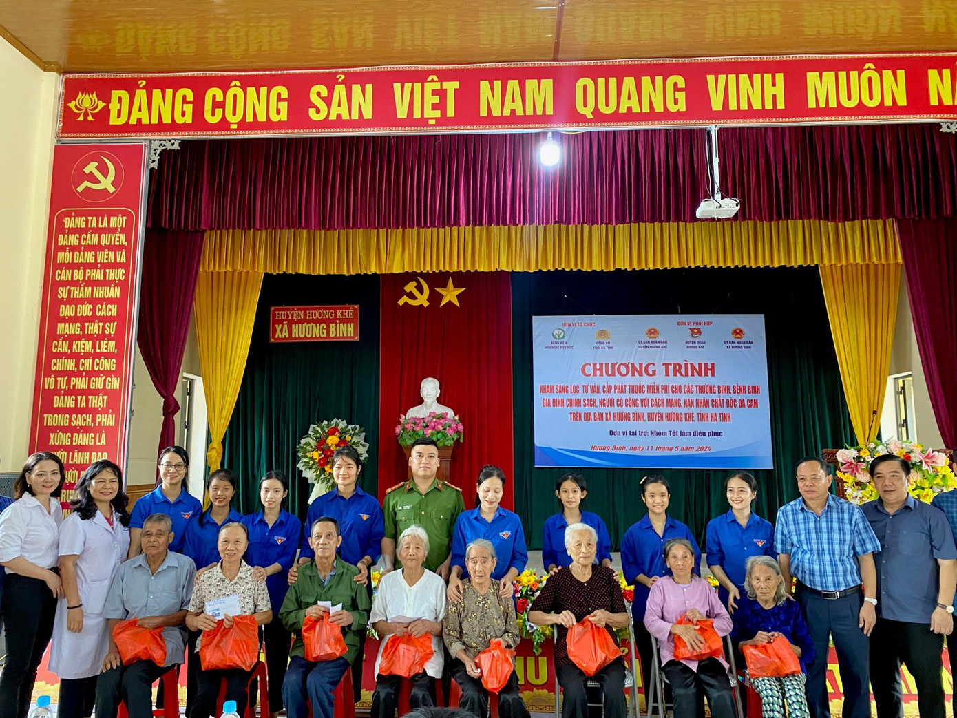 Trước đó, Huyện Đoàn Hương Khê phối với với công an tỉnh Hà Tĩnh, các bệnh viện tổ chức chương trình khám, phát thuốc cho thương, bệnh binh, gia đình chính sách. Ngoài ra thực hiện nhiều công trình, phần việc ý nghĩa.