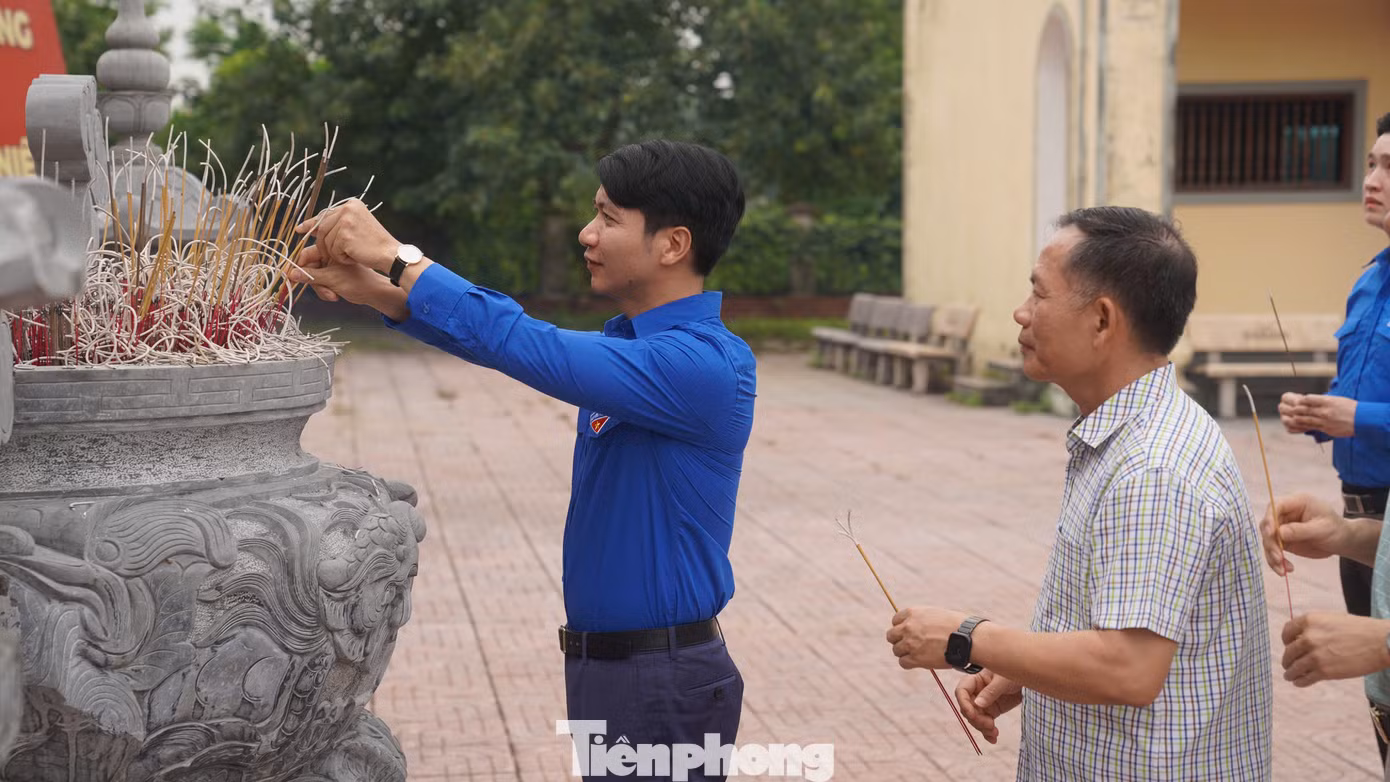 Anh Nguyễn Ngọc Lương - Bí thư Thường trực Ban Chấp hành T.Ư Đoàn TNCS Hồ Chí Minh dâng hoa tại nhà tưởng niệm anh Lý Tự Trọng.