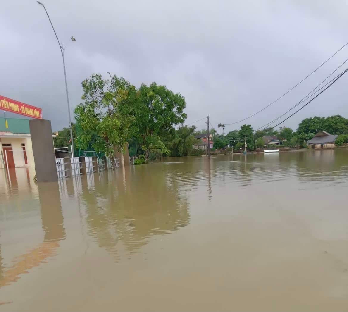 Mưa lớn khiến nhiều tuyến đường Hà Tĩnh bị ngập nặng. Mưa lớn khiến nhiều tuyến đường Hà Tĩnh bị ngập nặng.
