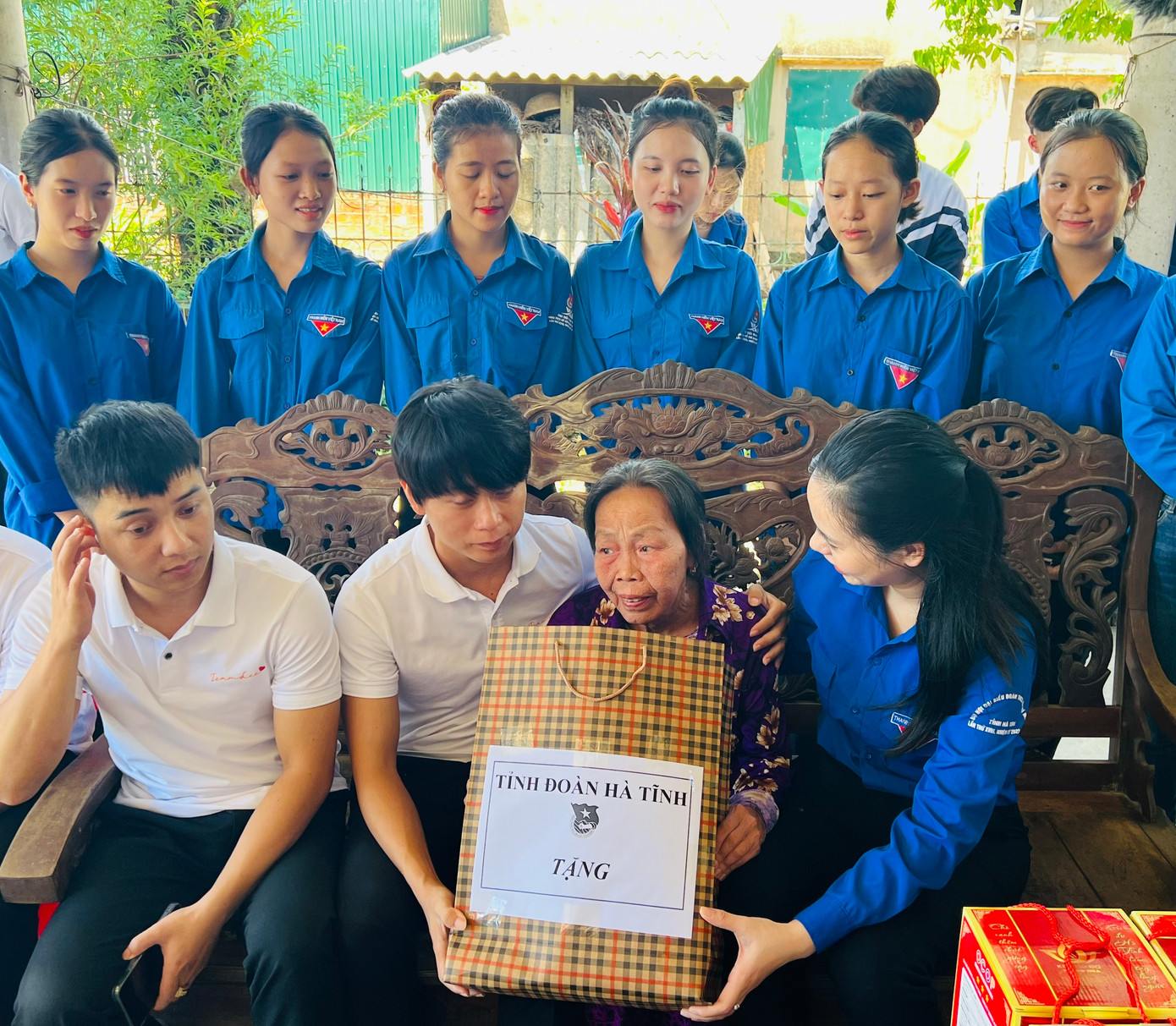 Tỉnh Đoàn Hà Tĩnh cũng trao tặng món quà tri ân tới thân nhân Anh hùng liệt sĩ Phan Đình Giót nhân dịp ngày thương binh liệt sĩ.