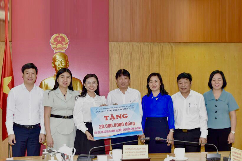 Dịp này Quỹ Bảo trợ trẻ em Việt Nam trao tặng 20 triệu đồng cho trẻ em có hoàn cảnh đặc biệt khó khăn của tỉnh Hà Tĩnh.
