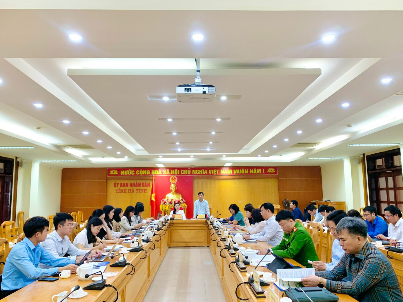 Toàn cảnh buổi làm việc của đoàn kiểm tra về công tác thực hiện Luật trẻ em và quyền trẻ em năm 2023 tại Hà Tĩnh.