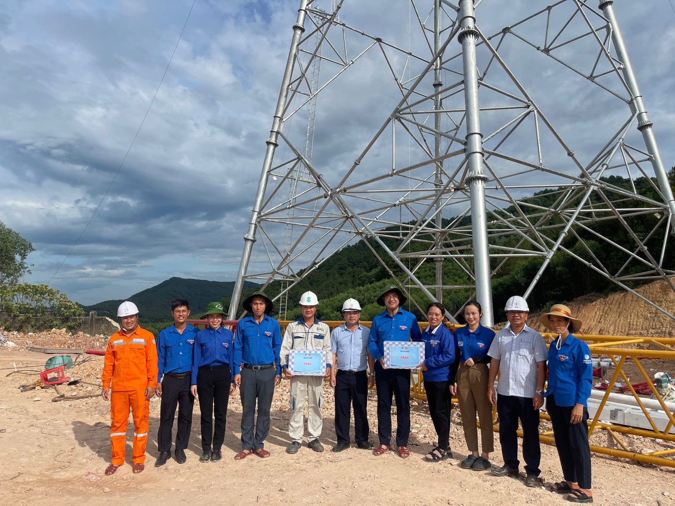 Tỉnh Đoàn Hà Tĩnh tặng quà động viên công nhân thi công dự án.