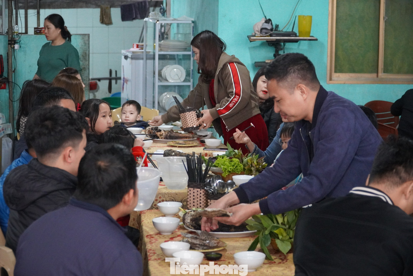 Số lượng khách thường ngày tại quán ăn của anh Hội rất đông. Nhiều người phải gọi điện đặt bàn trước vì có những thời điểm "cháy hàng".