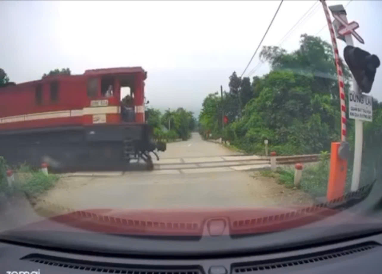 Hình ảnh barie gác chắn tự động mở lên khi tàu hoả chưa đi qua.